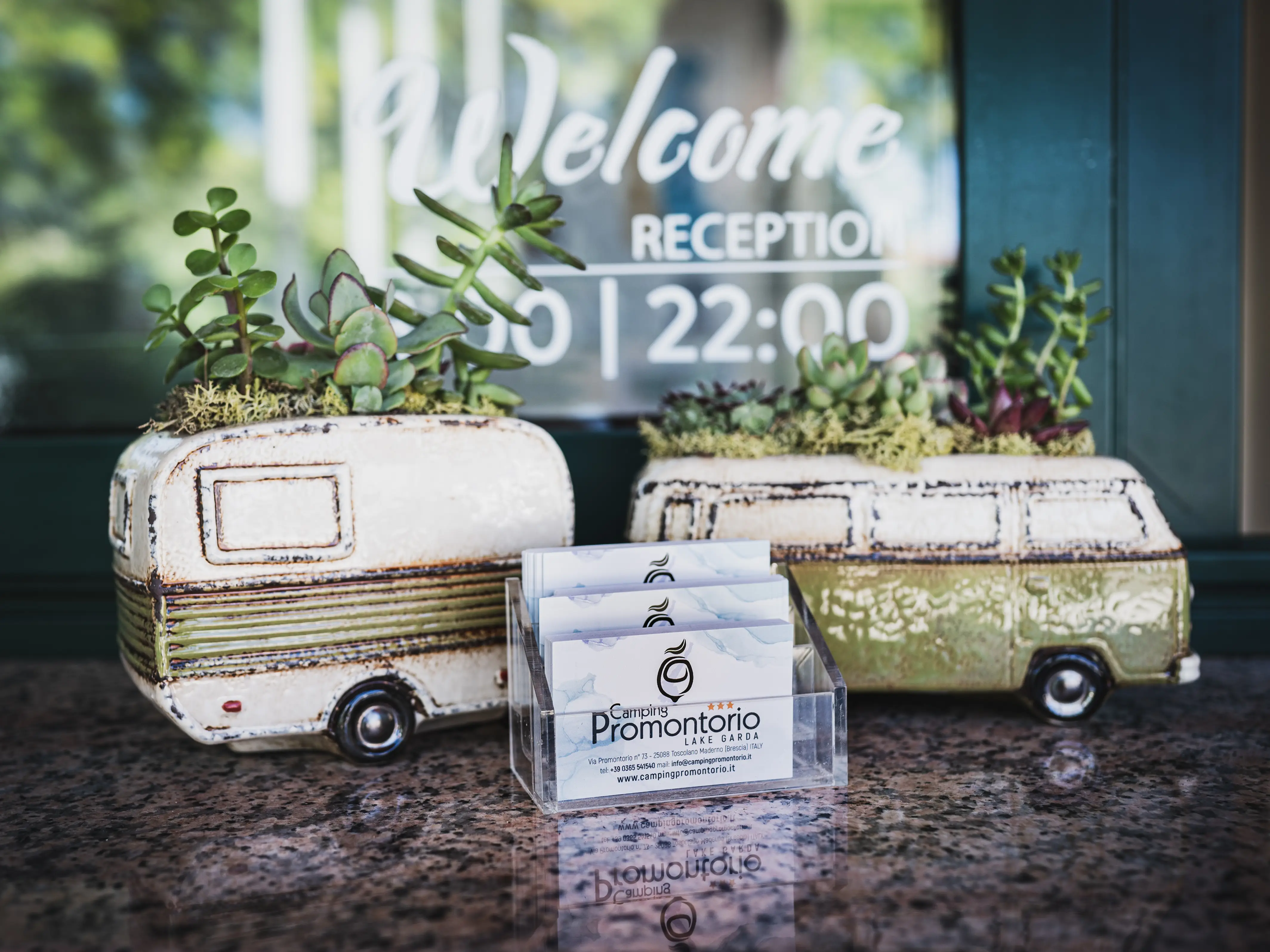 Foto dei biglietti da visita del campeggio Promotorio posti alla reception del campeggio
