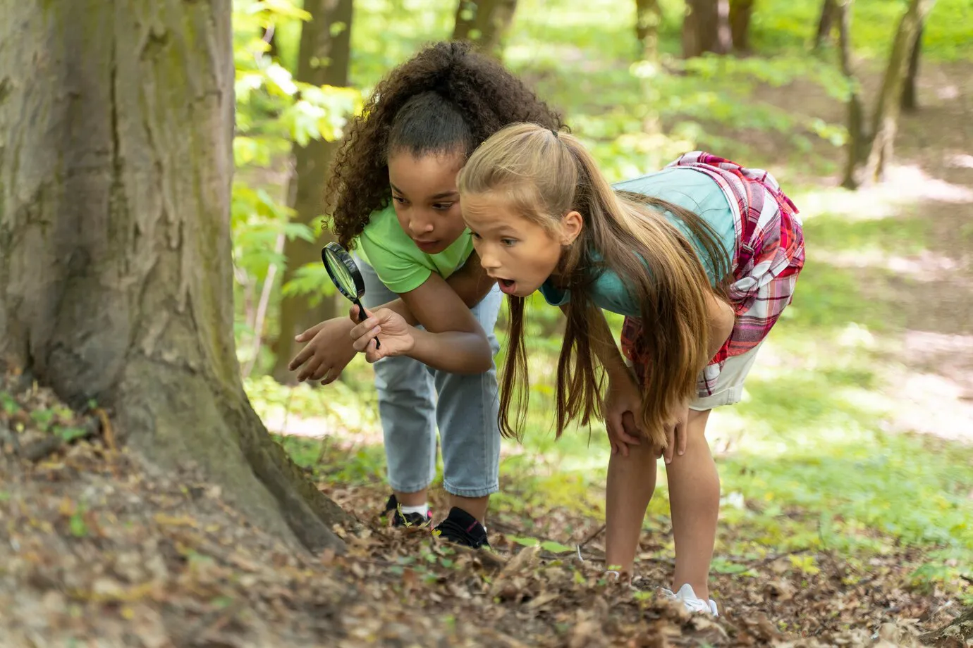 Due bambine giocano immerse nella natura