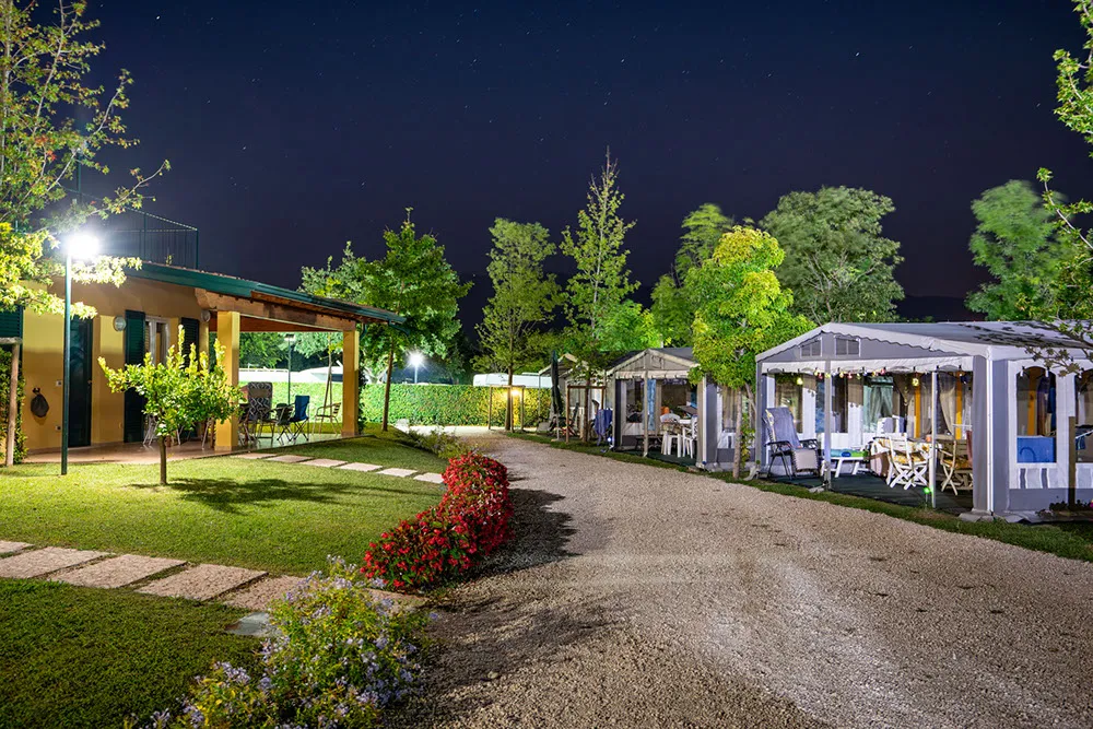 Foto dell'esterno degli appartamenti del campeggio Promontorio